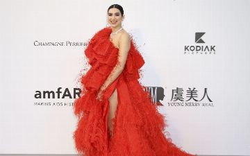 Дуа Липа случайно выронила микрофон во время концерта и смогла красиво выйти из ситуации – видео