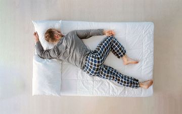 Специалист по сну описал позы, в которых лучше всего спать