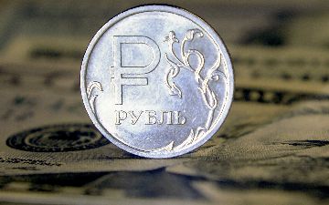 Рубль обвалился по отношению к суму на 60% за последние две недели 