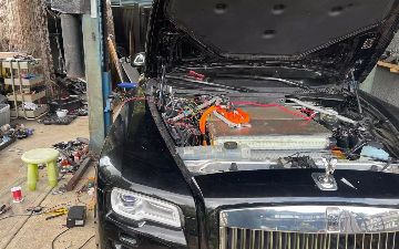 В Канаде мужчина продал свой дом ради превращения своего Rolls-Royce в электрокар