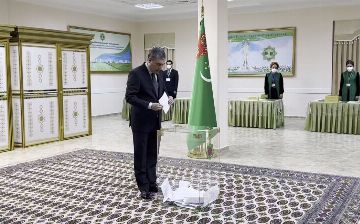 Гурбангулы Бердымухамедов проголосовал на внеочередных президентских выборах, стартовавших сегодня — видео