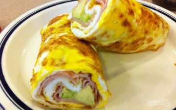 Рецепт яичных роллов с ветчиной и авокадо на завтрак 