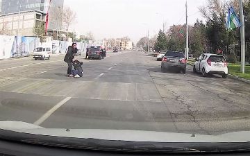 Nexia-3 сбила двух девушек в центре Ташкента — видео