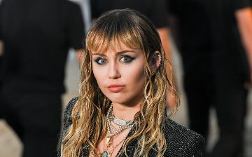 В самолет Майли Сайрус ударила молния – видео