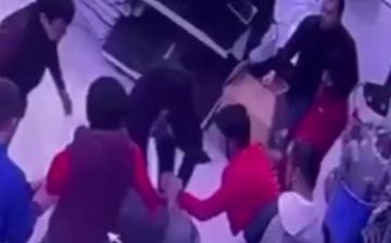 Продавцы избили коллегу на Фархадском рынке автозапчастей — видео