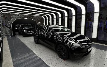 В Германии показали как на заводе собирают Tesla – видео