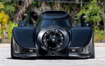 На продажу выставили «Бэтмобиль» с пулеметами и мощным двигателем