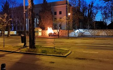 В Бухаресте автомобиль влетел в забор российского посольства, водитель поджег себя 