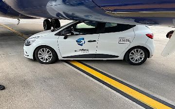 В одном из аэропортов автомобиль столкнулся с «Боингом 737» — фото