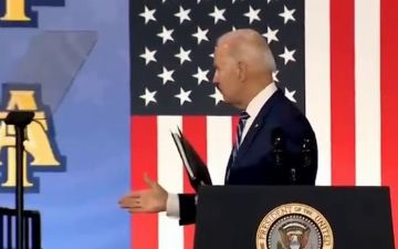 Байдену захотели объявить импичмент после рукопожатия с «невидимкой» 