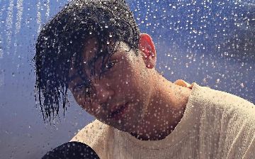 Озод Хурамов устроился в кафе работать посудомойщиком 