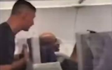 Майк Тайсон разбил лицо пьяному попутчику — видео