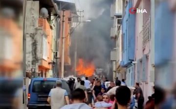 В Турции самолет рухнул на жилой квартал — видео