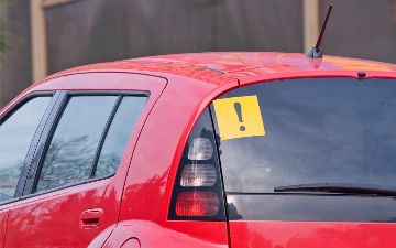 В Узбекистане неопытных водителей обяжут ездить со спецзнаком