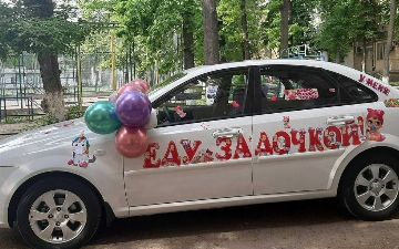 Водителям Узбекистана запретили клеить наклейки на машину