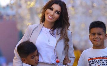 Мукаддас Садуллаева поздравила с днем рождения двойняшек Райхон Ганиевой