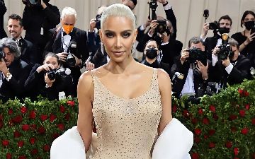 Ким Кардашьян накинулась на пиццу и пончики после Met Gala – узнайте, почему