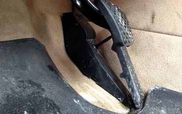 Для чего нужна кнопка под педалью газа?