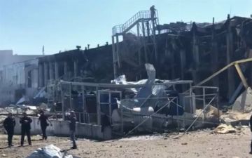 В торговый центр в Одессе попала ракета, есть погибший — видео