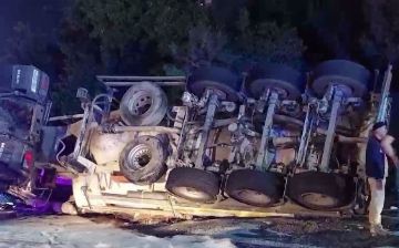 В Маргилане опрокинувшийся грузовик снес несколько машин, есть погибший — видео