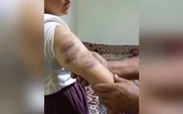 В Бухаре директор школы избил ученицу за несоблюдение «правил приличия» — видео