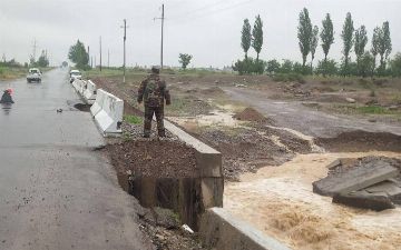 В Намангане из-за дождей обрушился мост — видео 