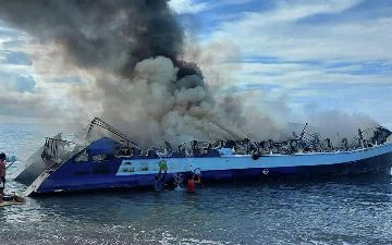 На Филиппинах загорелся корабль с более чем 130 пассажирами, есть погибшие — видео