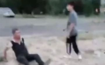 В Чирчике школьники избили пожилого мужчину и сняли это на видео