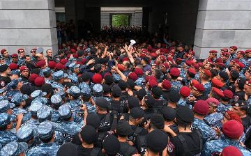 В Ереване протестующие заблокировали вход в здание резиденции президента — видео