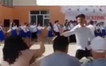 Выпускник, не получивший грамоту, облил директора школы в Бухаре — видео