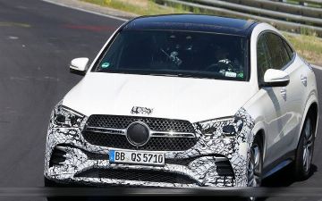 В сети просочились шпионские фото обновленного кроссовера Mercedes-Benz