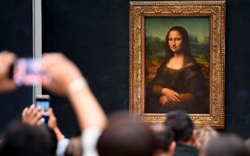 Переодетый в бабушку мужчина испачкал тортом «Мону Лизу» в Лувре – видео