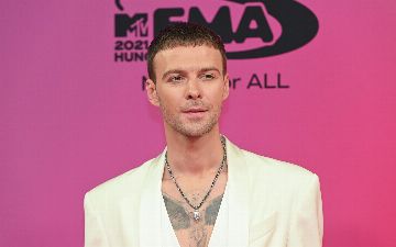  «Пока наслаждайтесь»: Макс Барских скоро опять удалит песни из российских платформ – видео