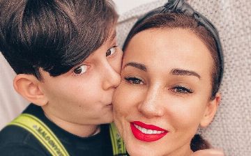 Анфису Чехову захейтили за поцелуй с сыном в губы — видео