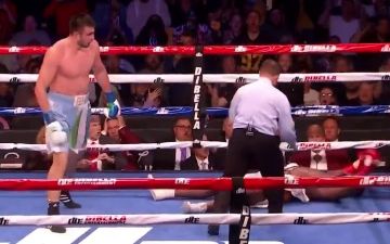 Баходир Джалолов отправил в нокаут Джека Муловая — видео