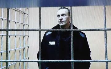 Навального принудительно перевели в колонию строгого режима