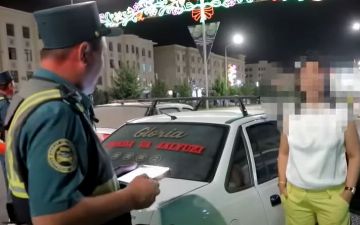 «Включишь мигалку и отвезешь сам». В Карши оштрафовали пьяную пассажирку за высунутые из машины ноги