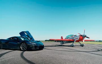 Посмотрите на гонку электрического гиперкара и спортивного самолета