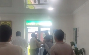 Житель Ханабада облил бензином сотрудника БПИ и попытался его поджечь — видео