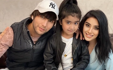 Неизвестные сжали с двух сторон автомобиль супруги Зохида Рихсиева – видео