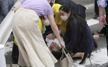 Экс-премьера Японии Абэ тяжело ранили из огнестрела — видео