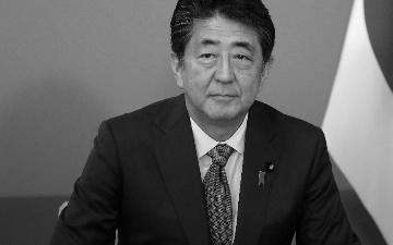 Экс-премьер Японии скончался после покушения