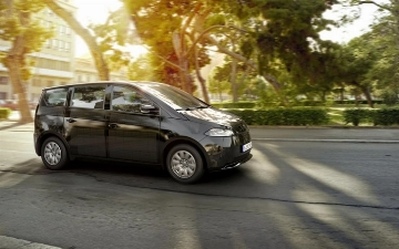 В Германии презентовали машину на солнечных батареях по цене «Трекера»