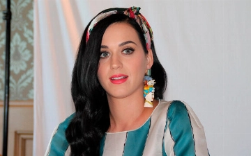 Кэти Перри кидалась в фанатов пиццей – видео