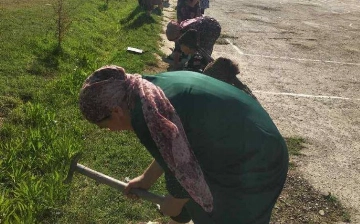 В Намангане учителей заставили убирать школу под угрозой увольнения