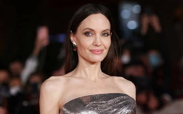 Анджелина Джоли учится танцевать в колледже для темнокожих девушек – видео 