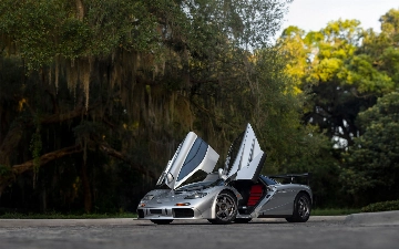 На аукцион выставлен McLaren F1 с комплектом повышенной прижимной силы и уникальными фарами