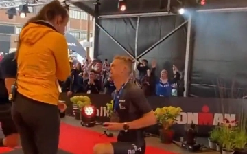 Спортсмен хотел сделать своей девушке предложение, но его схватила судорога — видео