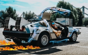 На DeLorean подали в суд