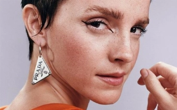 Эмма Уотсон опубликовала ролик для Prada, который она срежиссировала